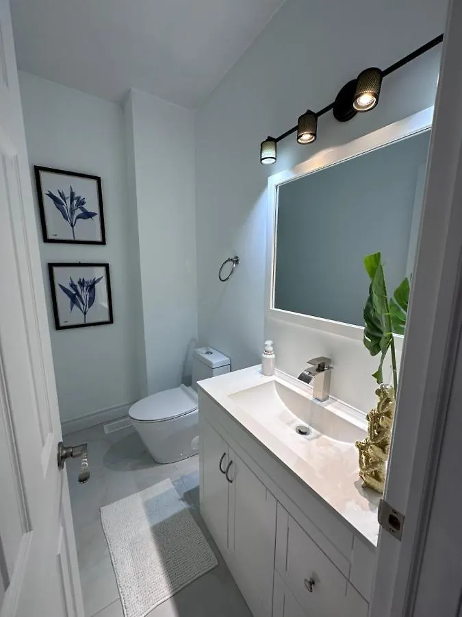 Toronto Great Located Apartment 0*,  Canada